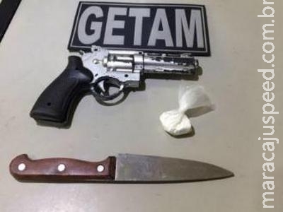 PM prende rapaz com "arma " de brinquedo, faca e cocaína PM prende rapaz com "arma " de brinquedo, faca e cocaína