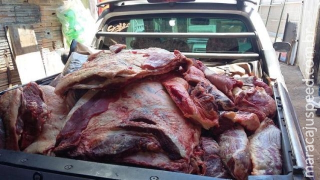 Comerciante é surpreendido pela polícia descarregando carne clandestina em mercado 