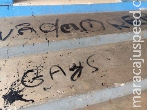 Muro de casal gay amanhece pichado com ameaças de morte