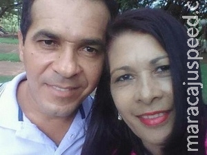 Mulher é morta a facadas e parentes encontram corpo no sofá da sala Mulher é morta a facadas e parentes encontram corpo no sofá da sala