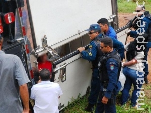 Moradores tentam saquear carga de caminhão que tombou na BR-267 Moradores tentam saquear carga de caminhão que tombou na BR-267