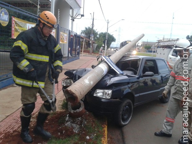 Carro derruba poste de concreto e motorista e passageiros saem ilesos