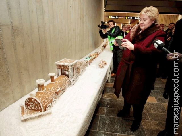 Alunos constroem maior trem do mundo feito com massa de biscoito de gengibre Alunos constroem maior trem do mundo feito com massa de biscoito de gengibre
