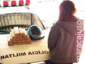 Jovem de 18 anos e documento falso é presa com maconha em bagagem