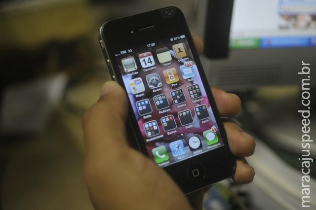 Brasileiros estão abandonando hábito de usar mais de um chip no celular Brasileiros estão abandonando hábito de usar mais de um chip no celular