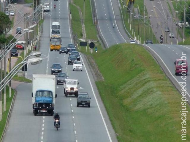 Comissão aprova fim de farol aceso durante o dia em rodovias no perímetro urbano Comissão aprova fim de farol aceso durante o dia em rodovias no perímetro urbano