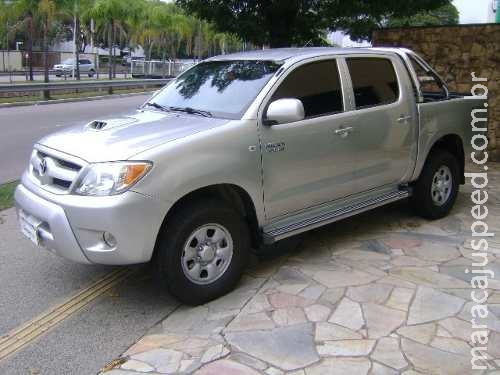 Dentista tem consultório invadido por dupla armada e Hilux roubada