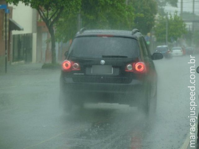 Dirigir na chuva requer cuidados especiais. Veja dicas!