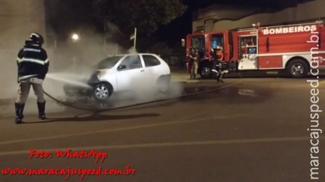 Carro pega fogo na Rua Antônio de Souza Marcondes em Maracaju e Bombeiros extinguem chamas
