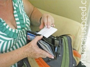 Mulher perde celular, corrente de ouro e dinheiro no golpe do bilhete premiado Mulher perde celular, corrente de ouro e dinheiro no golpe do bilhete premiado
