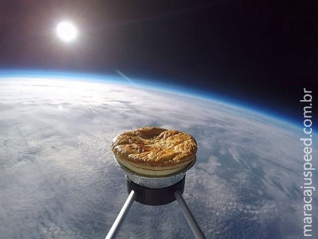  Britânicos lançam torta ao espaço para testar efeitos sobre estrutura molecular