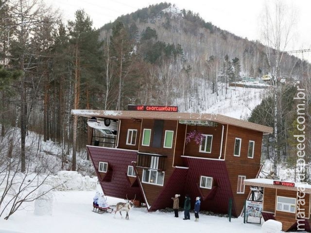 Casa construída de cabeça para baixo vira atração na Rússia Casa construída de cabeça para baixo vira atração na Rússia
