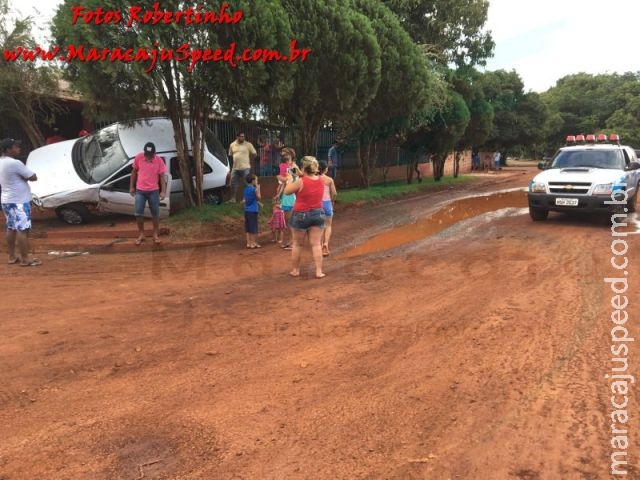 Maracaju: Adolescente de apenas 16 anos de idade conduzindo veículo decola e estaciona em cima de árvore na Vila Adrien Maracaju: Adolescente de apenas 16 anos de idade conduzindo veículo decola e estaciona em cima de árvore na Vila Adrien
