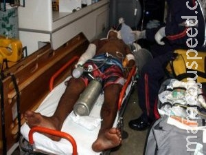 Jovem é baleado no lugar de amigo em frente de residência Jovem é baleado no lugar de amigo em frente de residência