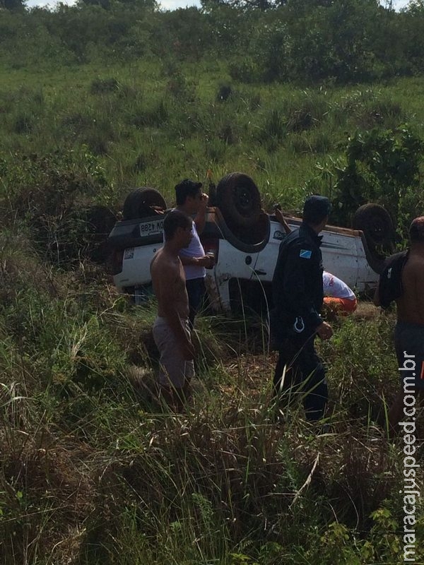 Veículo com placas de Maracaju capota na MS-382 em Guia Lopes da Laguna que deixa duas vítimas em óbito e uma criança de 4 anos com fratura