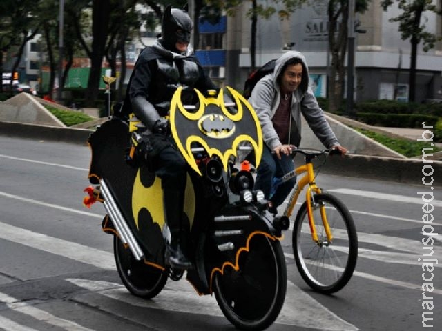  "Batman " é flagrado pedalando batbicicleta na Cidade do México