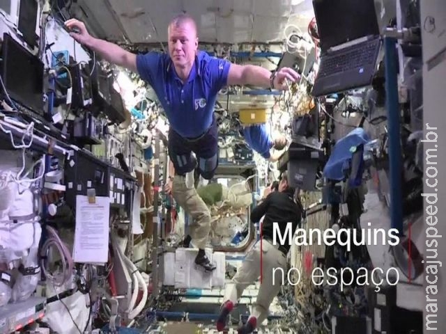 Astronautas flutuam em "desafio do manequim " espacial Astronautas flutuam em "desafio do manequim " espacial
