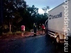 Motorista fica preso às ferragens em colisão entre dois caminhões na BR-262