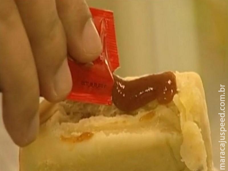  A melhor forma de servir o ketchup (e evitar estragos), segundo a ciência
