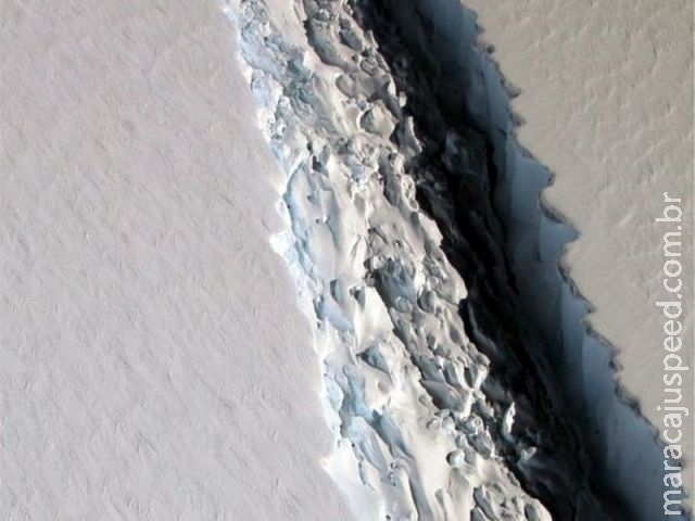 Iceberg gigante ameaça se desprender da Antártida e gera preocupação Iceberg gigante ameaça se desprender da Antártida e gera preocupação