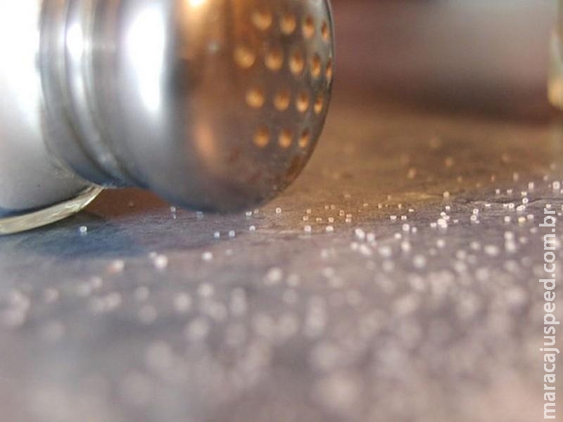  Alimentação com menos sal poderia salvar milhões de vidas, diz estudo
