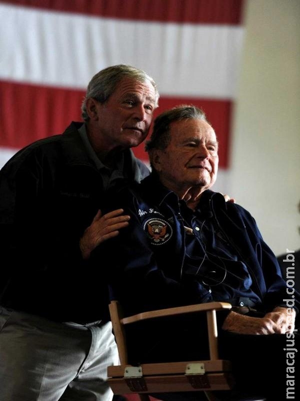  Aos 92 anos, George H. W. Bush é hospitalizado em Houston