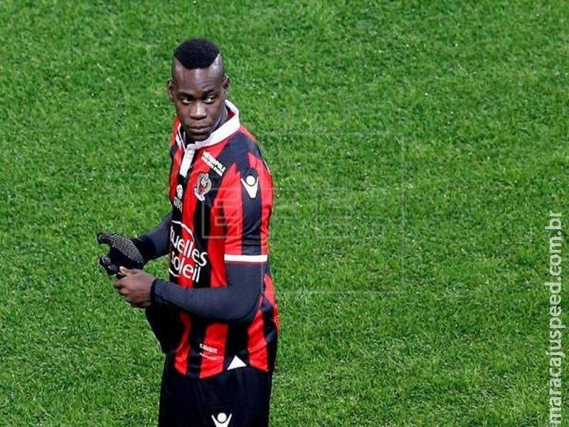 Balotelli denuncia ataques racistas durante jogo do Nice pelo Francês