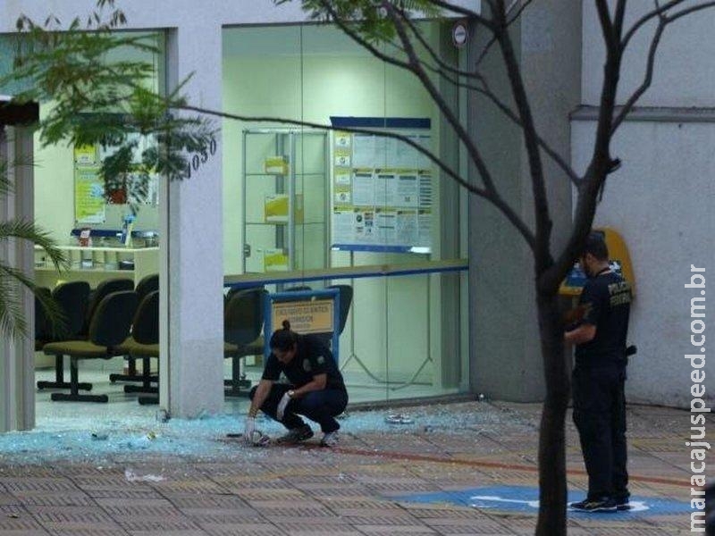 Bandidos invadem Correios e são baleados durante troca de tiros