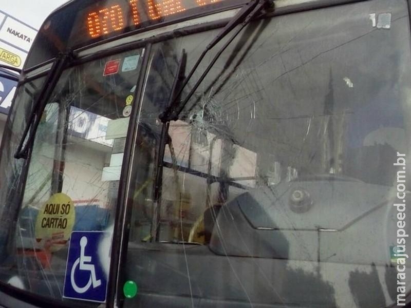 Barra de ferro irregular em caminhão atravessa para-brisa de ônibus em MS Barra de ferro irregular em caminhão atravessa para-brisa de ônibus em MS