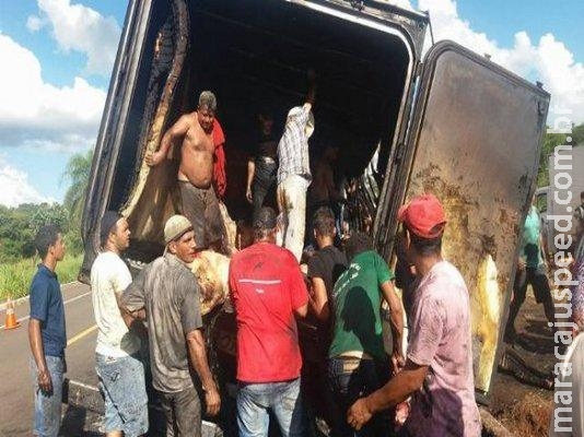 Carreta pega fogo e multidão saqueia carne