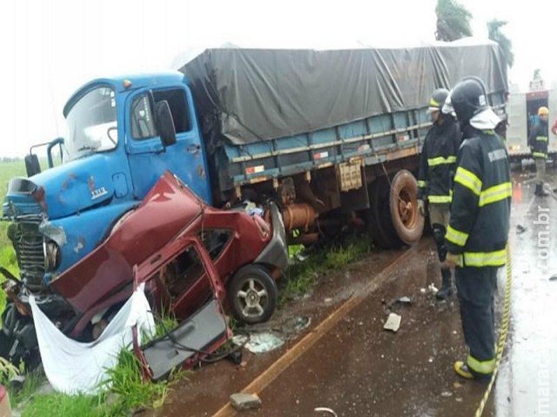 Casal de agricultores morre em colisão entre carro e caminhão Casal de agricultores morre em colisão entre carro e caminhão