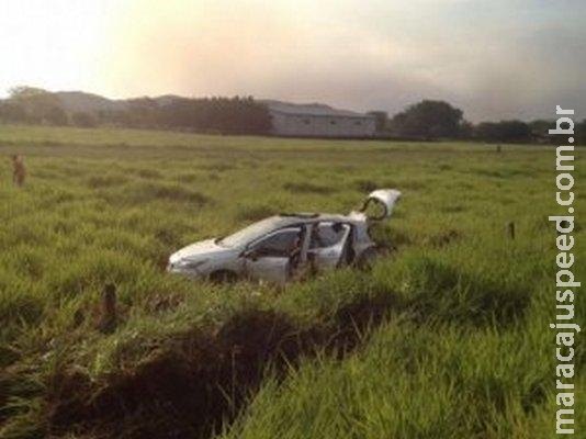 Casal fica ferido após condutor perder controle e capotar na BR-262 Casal fica ferido após condutor perder controle e capotar na BR-262