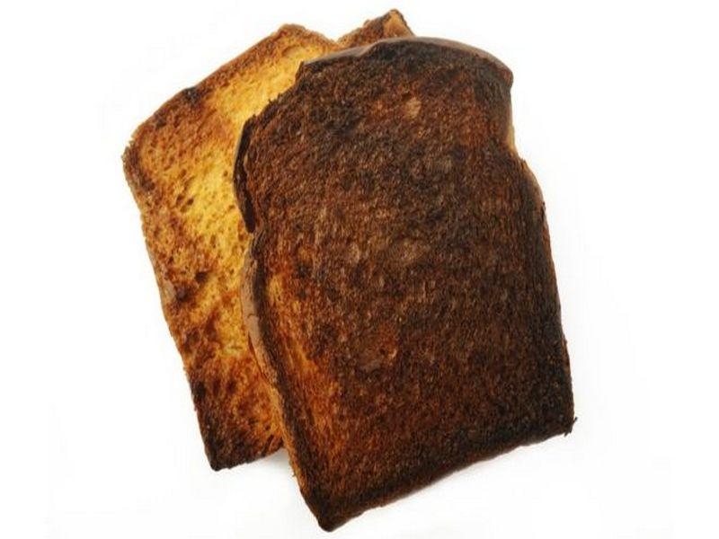 Comer pão e batata torrados demais pode elevar risco de câncer, alertam cientistas