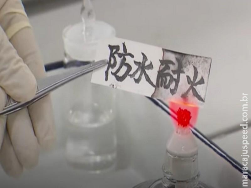 Como é o incrível papel à prova de água e fogo inventado por chineses Como é o incrível papel à prova de água e fogo inventado por chineses