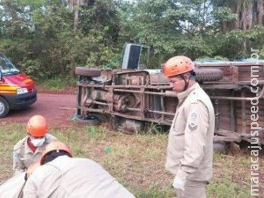 Condutor perde o controle da direção e capota carro ao desviar de animal