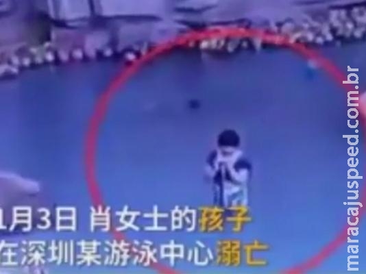 Criança de 4 anos morre afogada enquanto mãe usava celular na piscina Criança de 4 anos morre afogada enquanto mãe usava celular na piscina