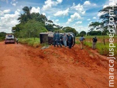 Dupla que roubou camionete e fez casal refém é presa após capotagem Dupla que roubou camionete e fez casal refém é presa após capotagem