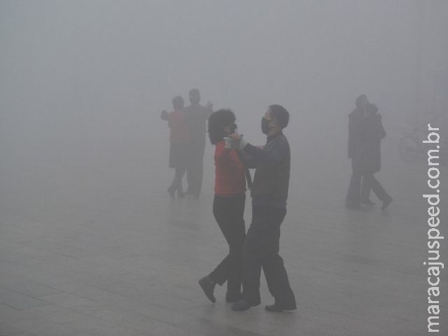  Mais de 20 cidades chinesas estão em alerta vermelho por causa da poluição