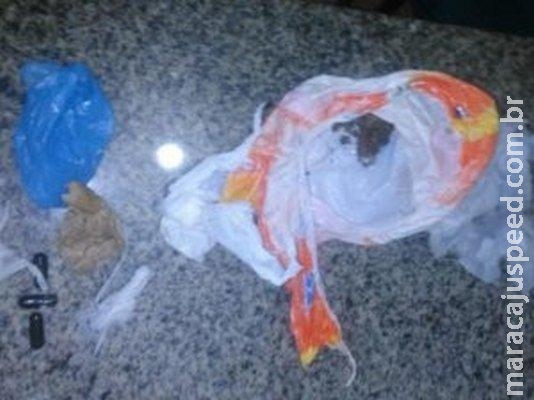 Jovem invade residência e tenta esconder drogas no vaso sanitário