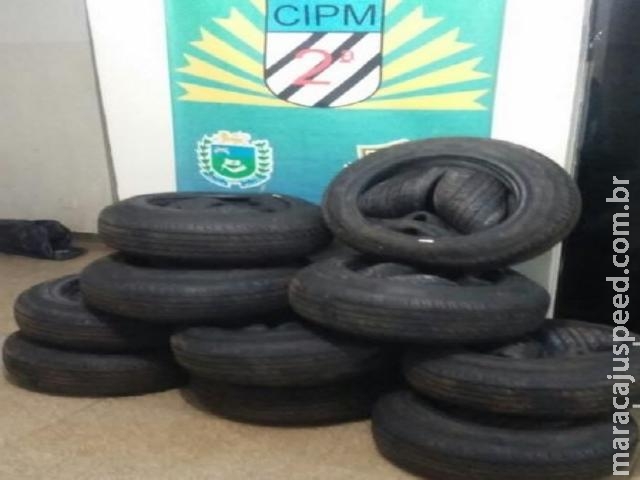 Maracaju: Polícia Militar apreende cerca de 50 pneus e 120 tapetes fruto de descaminho no Bairro Paraguai