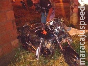 Motociclista morre ao ser atingido por veículo em cruzamento de ruas Motociclista morre ao ser atingido por veículo em cruzamento de ruas