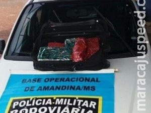 Mulher é presa e adolescente de 16 anos apreendida com maconha em táxi