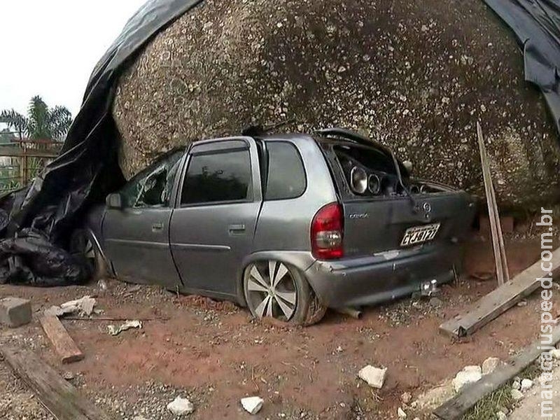 Pedra de 70 toneladas atinge carro e ameaça casas em SP Pedra de 70 toneladas atinge carro e ameaça casas em SP