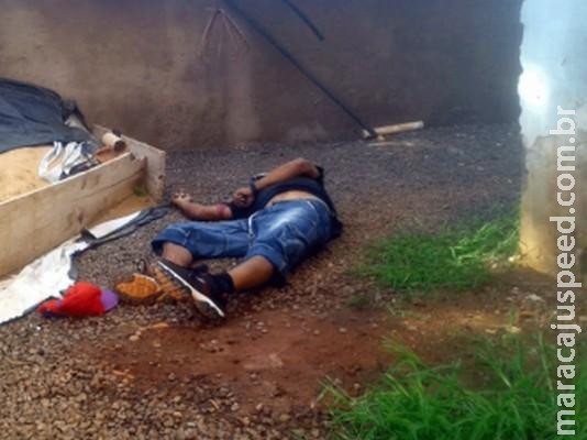Pedreiro é morto com 7 tiros em obra no centro de Dourados Pedreiro é morto com 7 tiros em obra no centro de Dourados