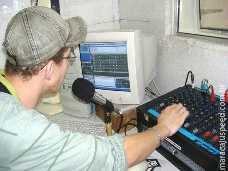 Projetos permitem publicidade paga em rádios e TVs comunitárias Projetos permitem publicidade paga em rádios e TVs comunitárias