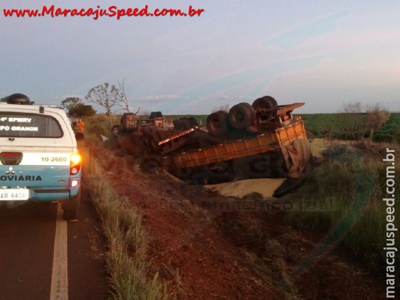 Carreta com placas de Maracaju carregada com soja tomba na Rodovia MS-270