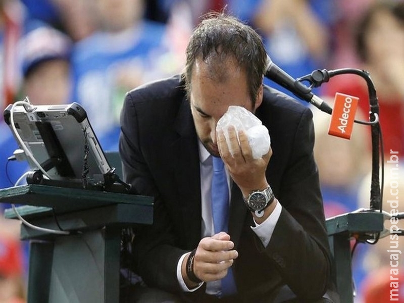 Árbitro de tênis leva bolada incrível no rosto durante jogo da Copa Davis Árbitro de tênis leva bolada incrível no rosto durante jogo da Copa Davis