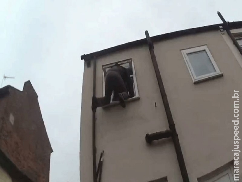  Assaltante trapalhão fica preso em janela ao tentar invadir casa na Inglaterra