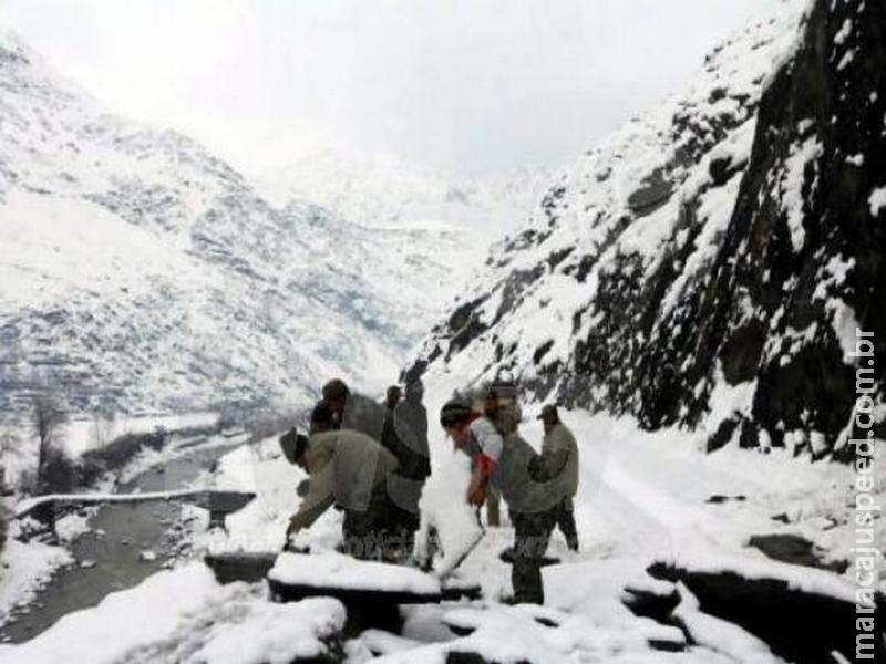 Avalanches matam mais de 100 no Afeganistão e Paquistão Avalanches matam mais de 100 no Afeganistão e Paquistão