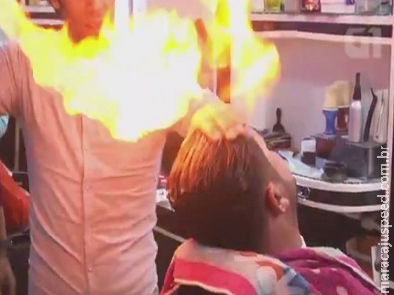  Barbeiro palestino usa fogo para incrementar penteados dos clientes